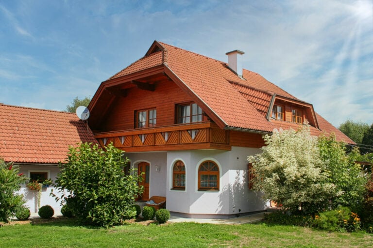 Gemütliches Einfamilienhaus mit Holz Classic Hahnenkamm Balkongeländer