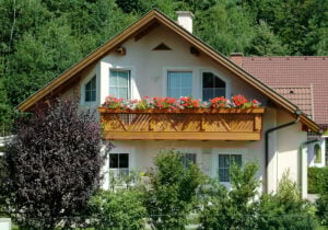 Liebevoll dekoriertes Einfamilienhaus mit Holz Classic Langoarone Balkongeländer