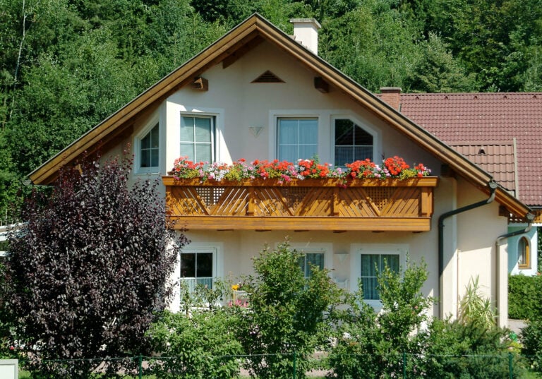 Liebevoll dekoriertes Einfamilienhaus mit Holz Classic Langoarone Balkongeländer