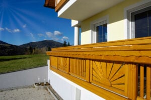 Viele Sonnenstunden genießen mit Holz Classic Ötztal Balkongeländer