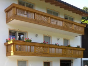 Gelungener Balkon mit Holz Classic Ötztal Balkongeländer