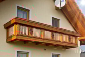 Die Sonnenstrahlen genießen mit Holz Classic Speilfeld Balkongeländer