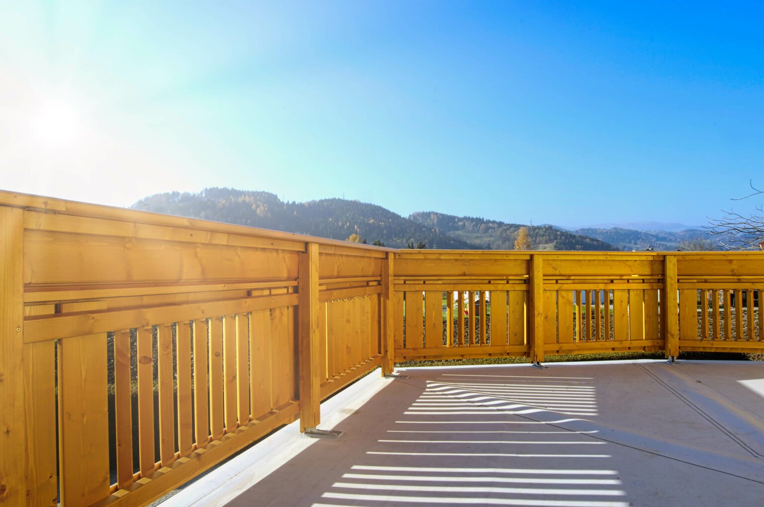 Blick in die Ferne mit Holz Design Walldorf Balkongeländer