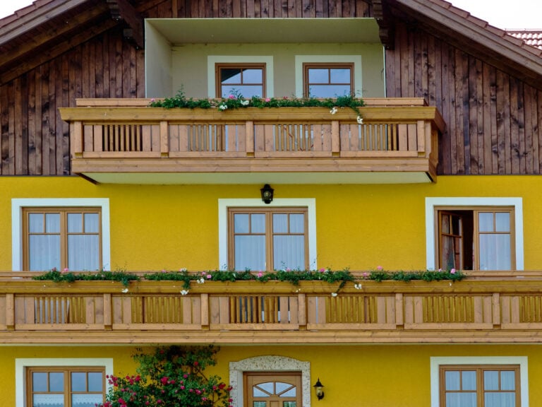 Balkongeländer Holz Modell Walldorf mit Blumenkasten