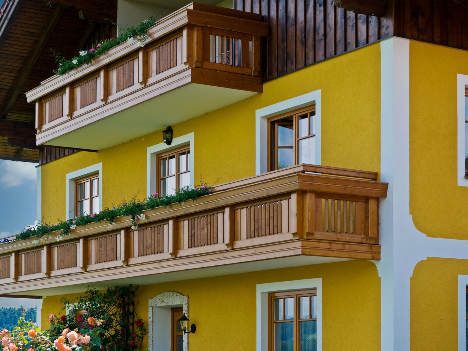 Modernes Landhaus mit Holz Design Walldorf Balkongeländer