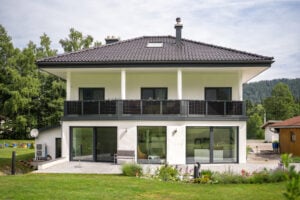 Solarbalkon Optimus Haus mit weißer Fassade