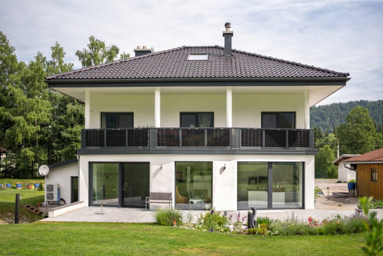 Solarbalkon Optimus Haus mit weißer Fassade
