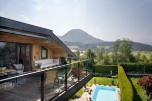 balkongelaender vision aus aluminium und glas