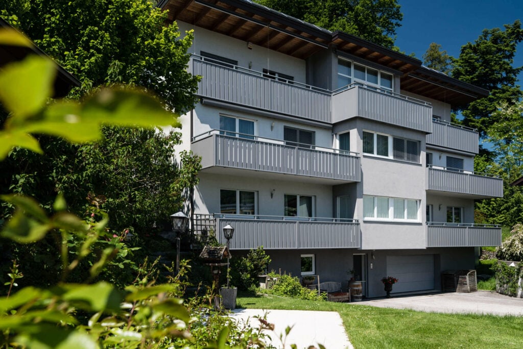 Renoviertes Wohnhaus im Grünen mit Alu Balkongeländer