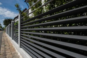 Grauer Gartenzaun aus Aluminium und Glas