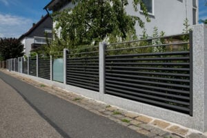 Moderner Zaun aus Aluminium in Schwarz