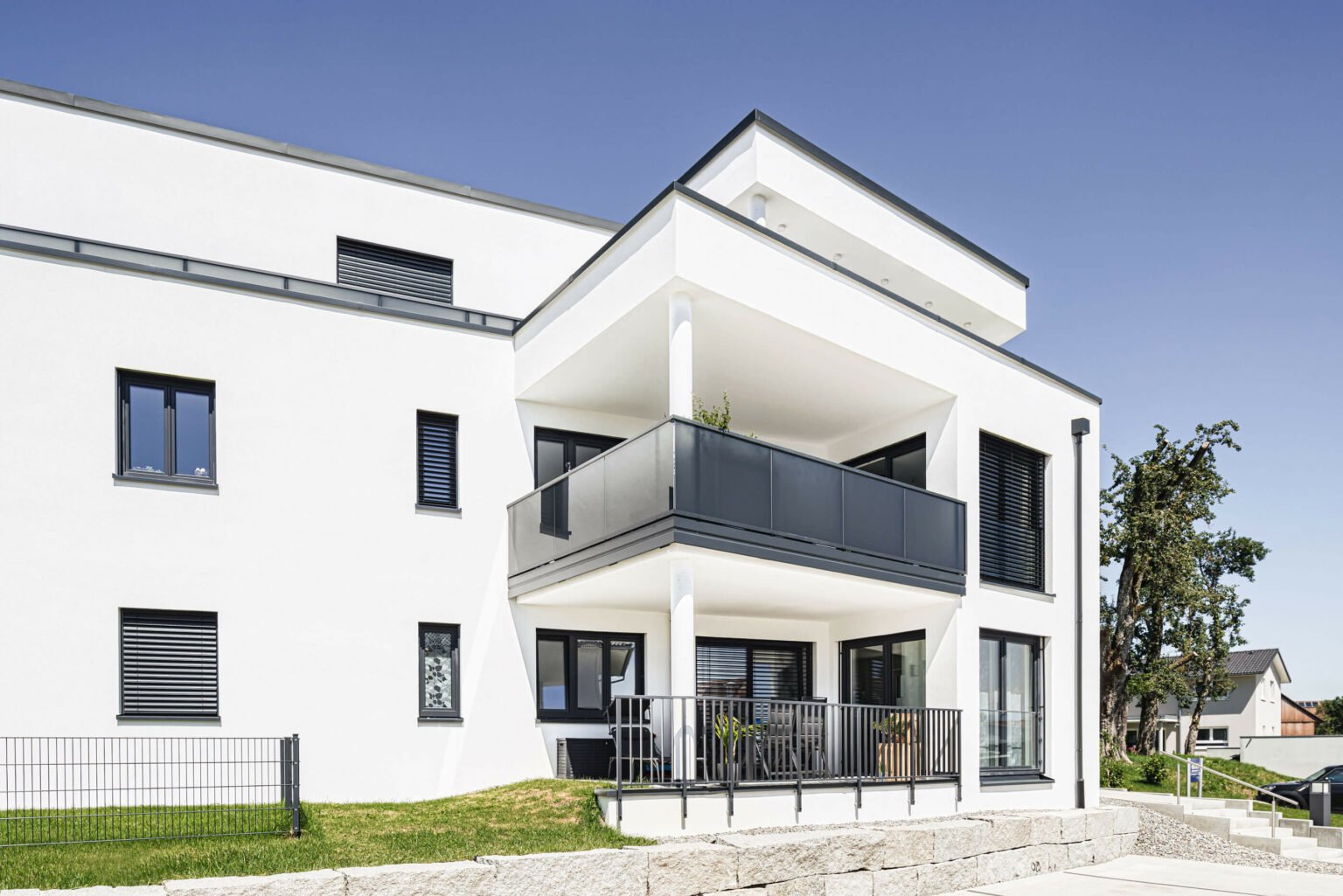 Weißes Wohnhaus modern mit Alu Design Vision Balkongeländer