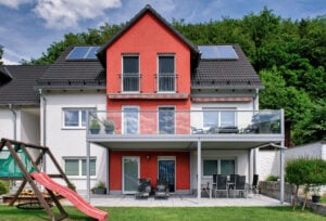 Spielplatz mit roter Rutsche und Alu Design Vital Balkongeländer