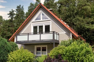 Rotes Hausdach mit gemütlichem Anbaubalkon