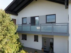 glas balkongelaender vitro mit mattweissem glas