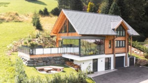 Modernes Haus in Holzbauweise mit terrassenartigem Alu-Glasbalkon Anthrazit mit Mattglas, abgestimmt auf Glas-Loggia