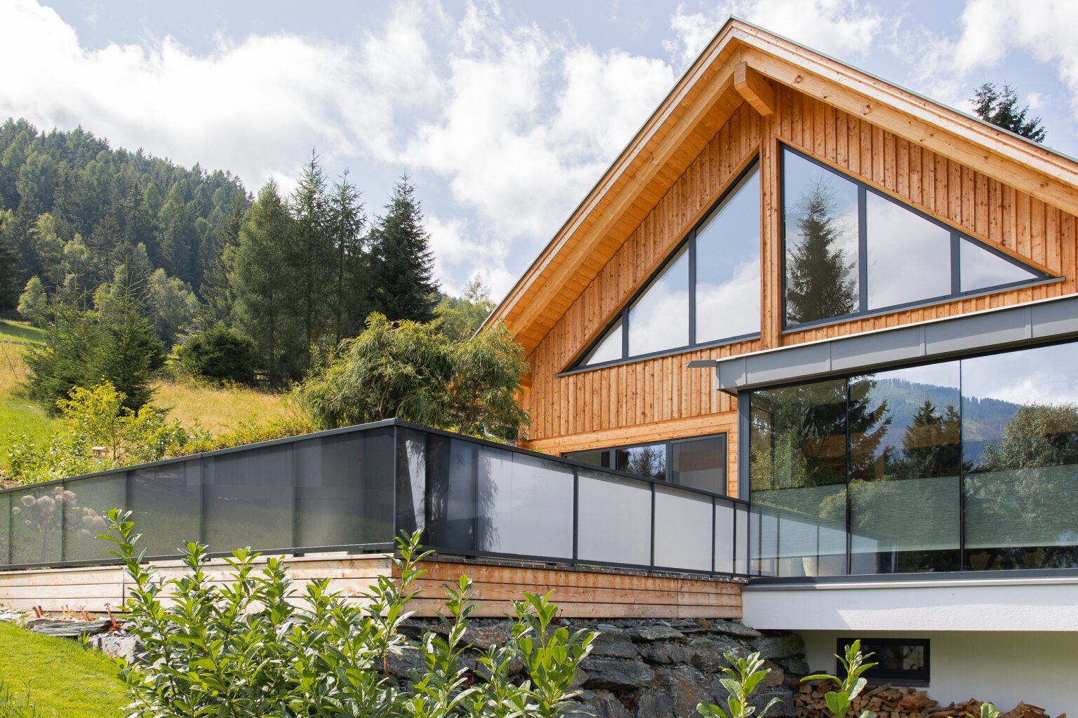 Leeb Geländer Modell Vision mit mattgrauer Glasfüllung - terrassenartiger Balkon modernes Holzhaus