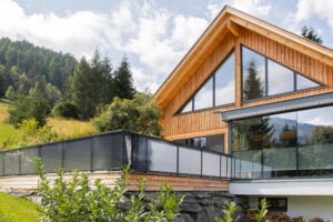 Leeb Geländer Modell Vision mit mattgrauer Glasfüllung - terrassenartiger Balkon modernes Holzhaus