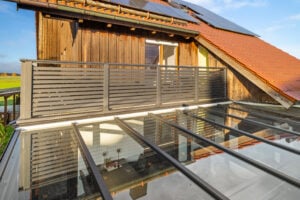 glasdach eines sommergartes mit balkon granada