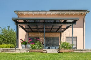 Solarüberdachung bei einer Terrasse vor einem Einfamilienhaus