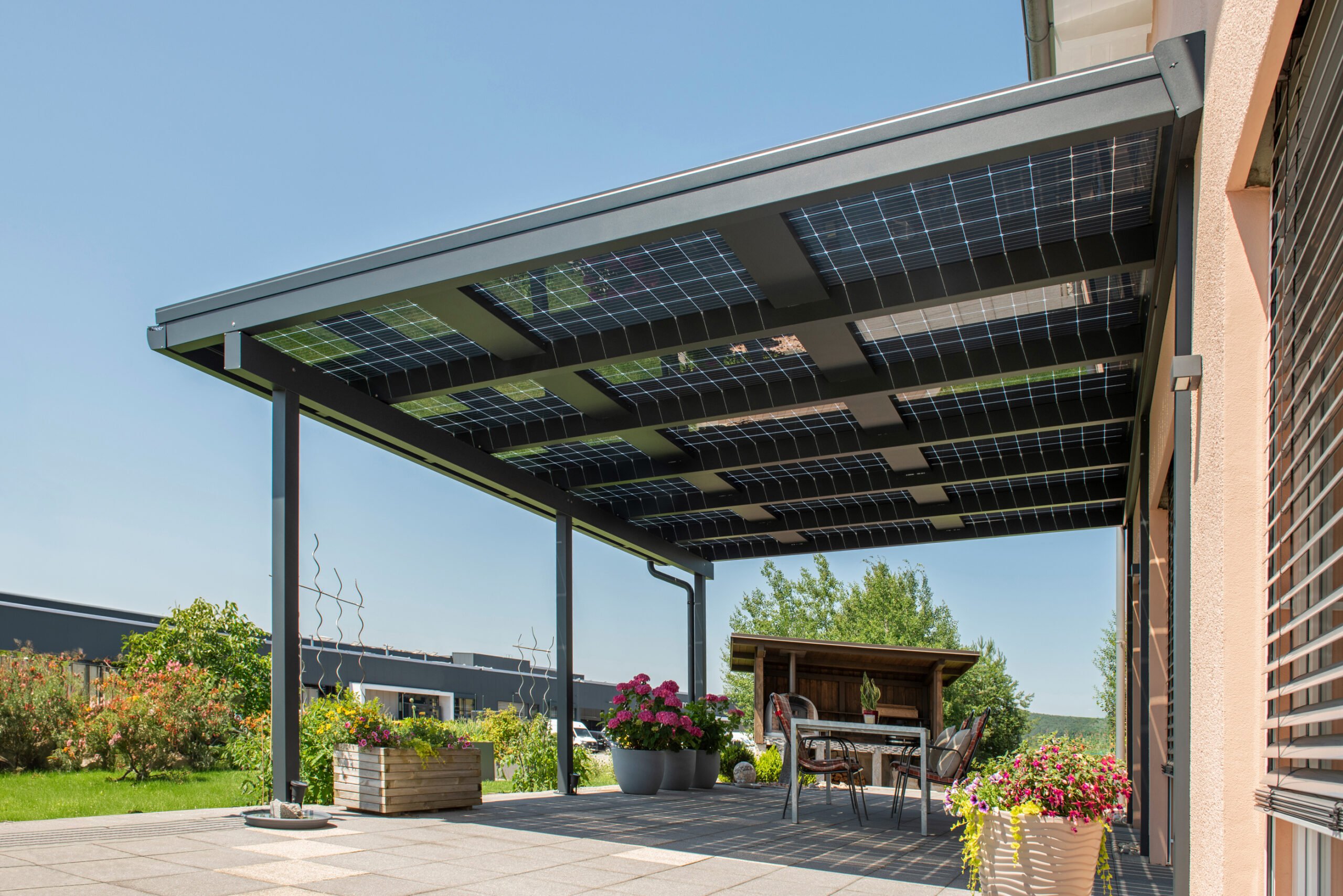 Solar-Terrassendach an der Hausmauer befestigt