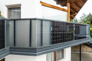 Solarbalkon mit wechselnder Füllung (Solarpanele und Mattglas)