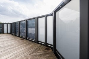 Solarbalkon mit wechselnder Füllung (Solarpanele und Mattglas), Innenansicht