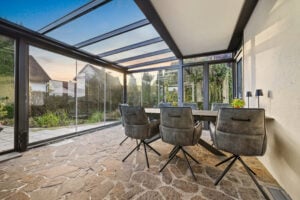 sommergarten aus glas und alu mit sitzgarnitur innenansicht