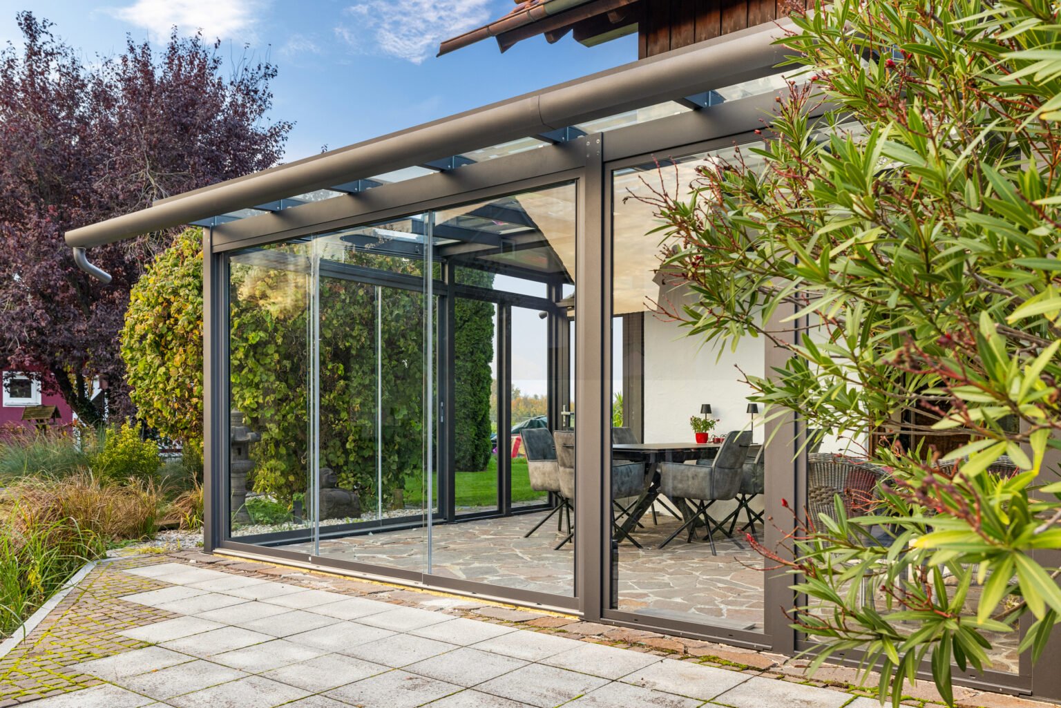 sommergarten mit schiebeelementen aus glas und aluminium aussenansicht
