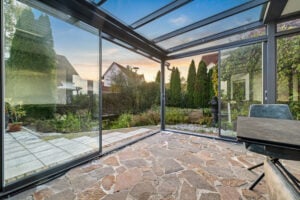 sommergarten mit schiebeelementen mit ausblick in den garten