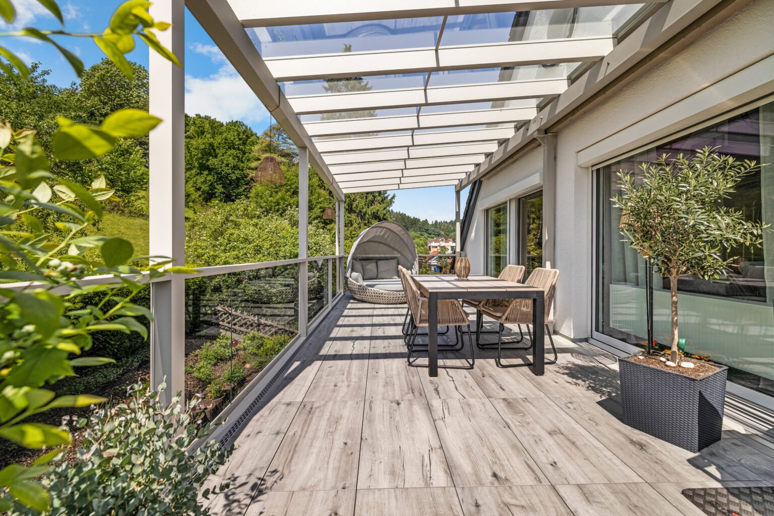 terrasse mit einer ueberdachung aus alu und glas auf einem anbaubalkon