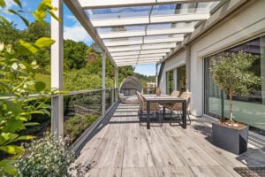 terrasse mit einer ueberdachung aus alu und glas auf einem anbaubalkon