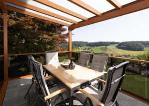 terrassenueberdachung toscana und alubalkon vital mit boden aus werksteinplatten