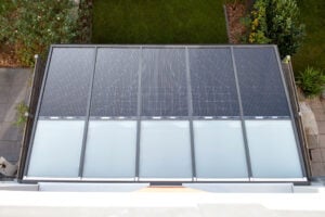 ueberdachung aus alu und glas mit solarpaneelen