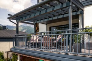 Terrassenüberdachung aus Aluminium Toscana mit Alubalkongeländer AL5 Milano