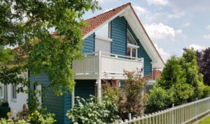 Rustikales Wohnhäuschen mit Alu-Vorstellbalkon