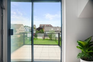 vorstellbalkon mit stuetzen glasbalkon vital mit transparentem glas
