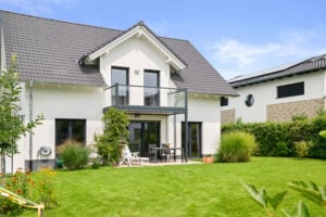 vorstellbalkon mit stuetzen glasbalkon vital mit transparentem glas und haus mit weisser fassade