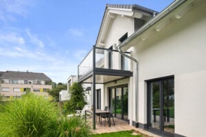 vorstellbalkon mit stuetzen glasbalkonmodell vital mit transparentem glas und untersichtblende