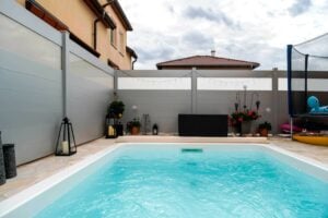 Sichtschutz für Swimmingpool mit Aluzaun Ambito