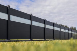 Blickdichter Aluminiumzaun bestehend aus waagrechten Elementen mit optionalem Glaseinsatz