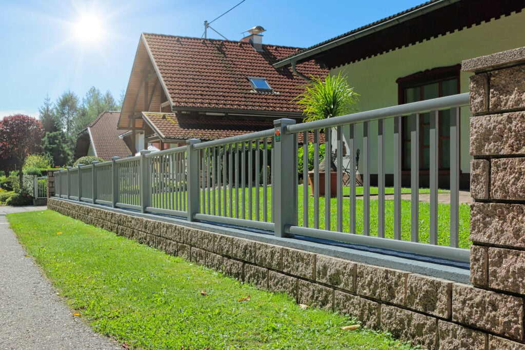 Verschönerung des Gartens mit Alu Zaun Belvvedere