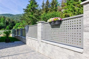 Blumen im Blumentrog mit Alu Zaun Casa Mia