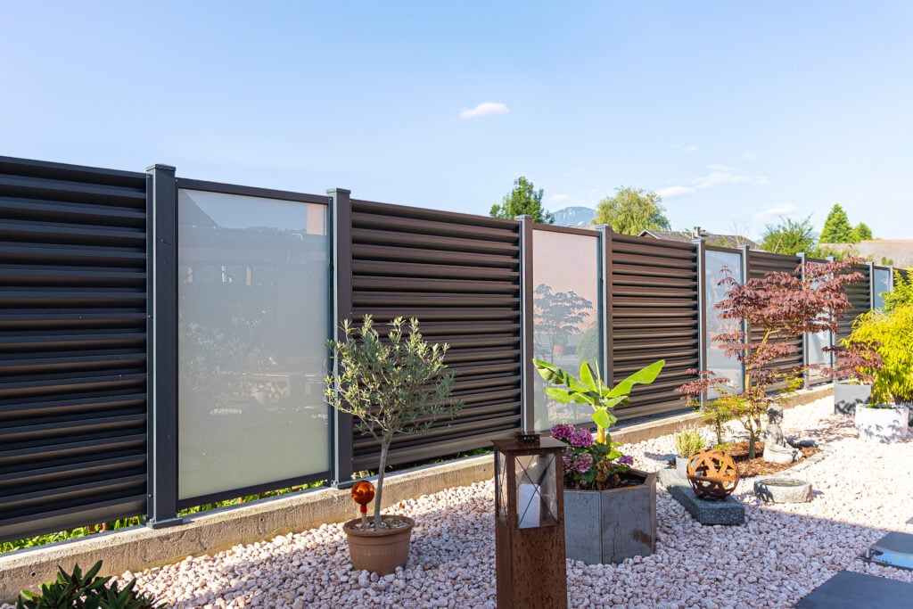 Moderner Zaun aus Aluminium mit Glaselementen