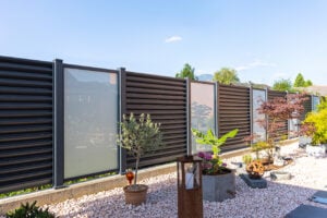 Moderner Zaun aus Aluminium mit Glaselementen