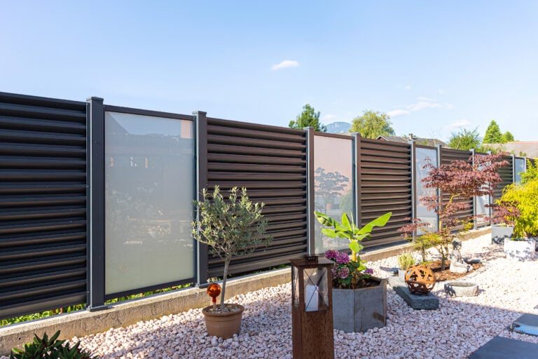 Moderner Zaun aus Aluminium mit Glaselementen