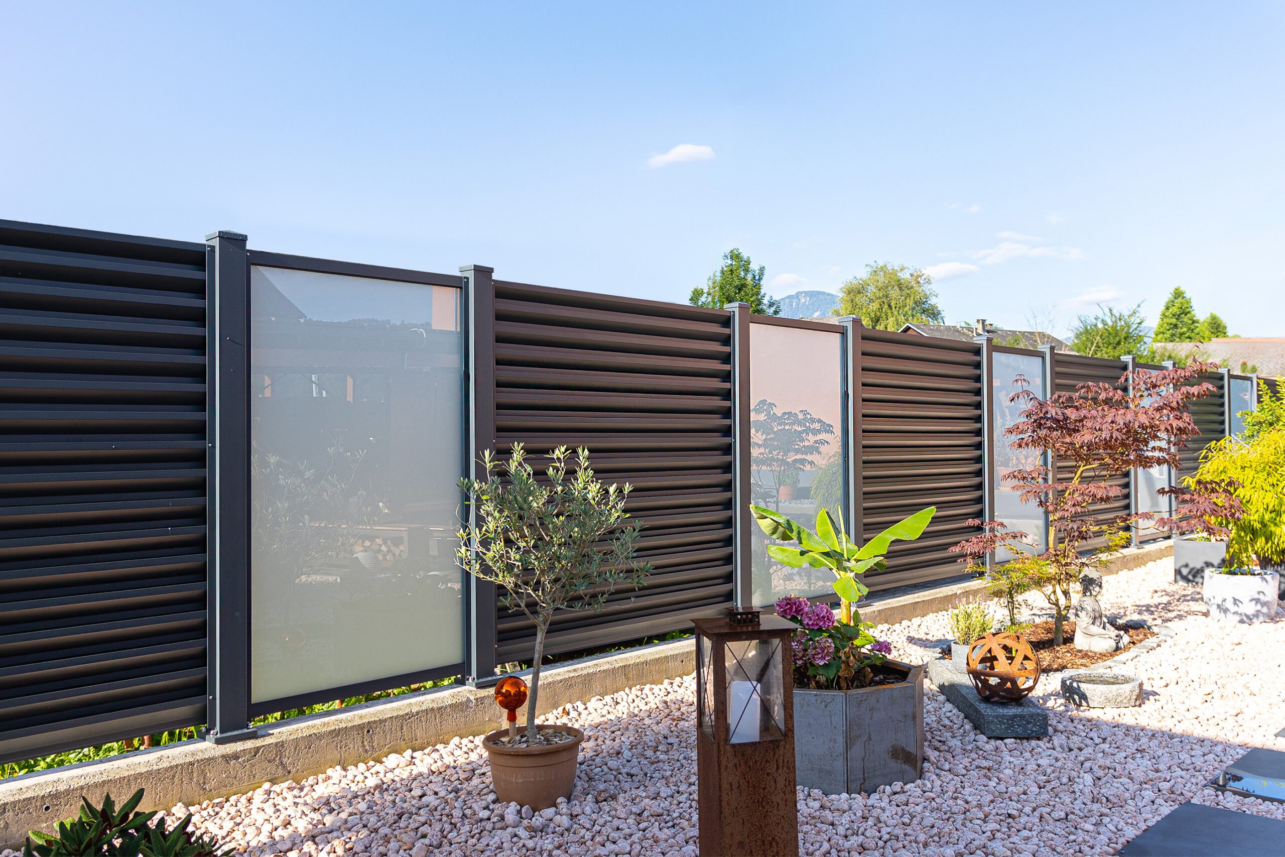 Moderner Zaun aus Aluminium mit Glaselementen