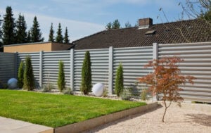 Gepflegte Gartenanlage mit Alu Zaun Grado