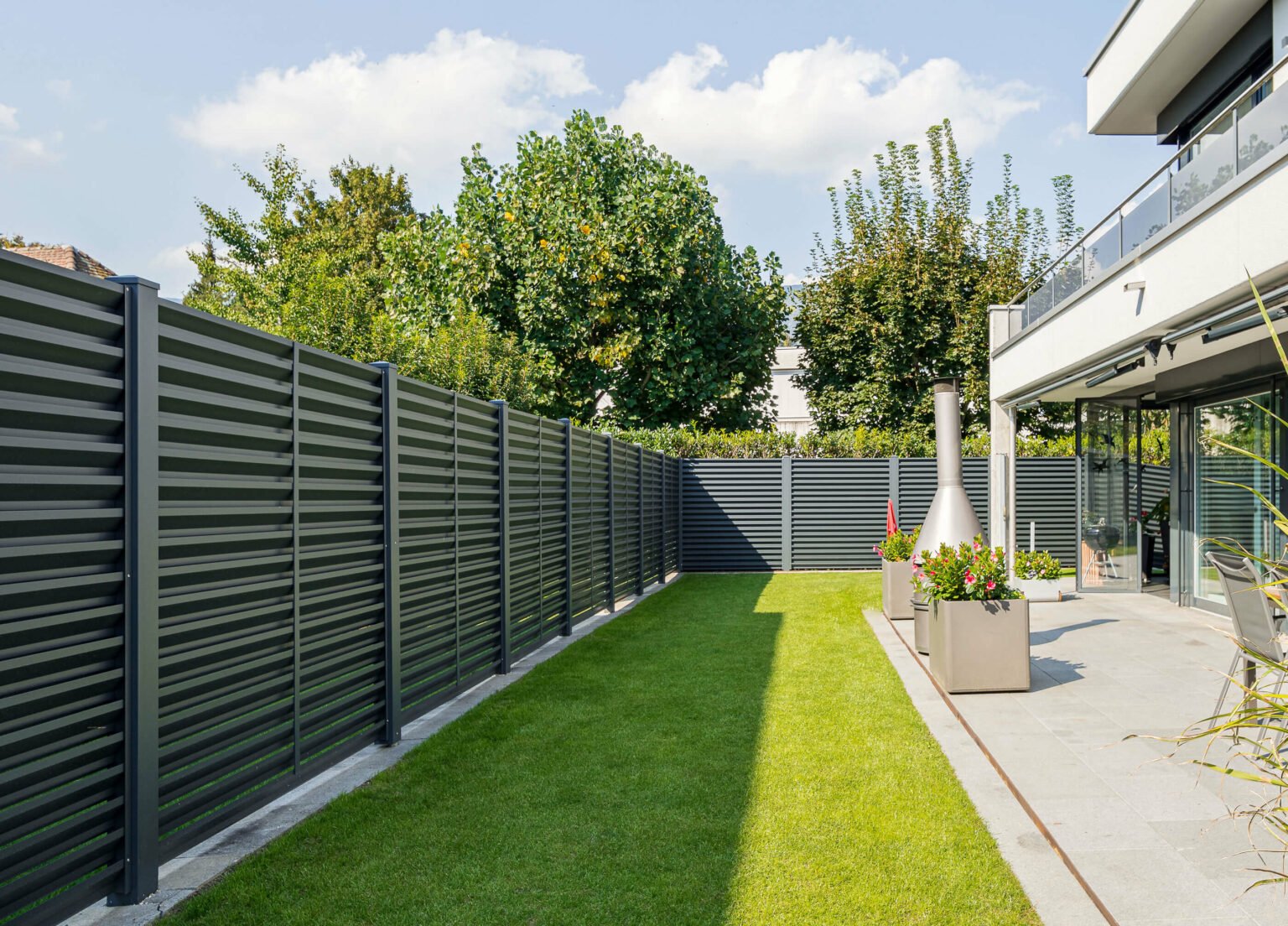 Schön angelegter Garten mit Alusichtschutz Grado