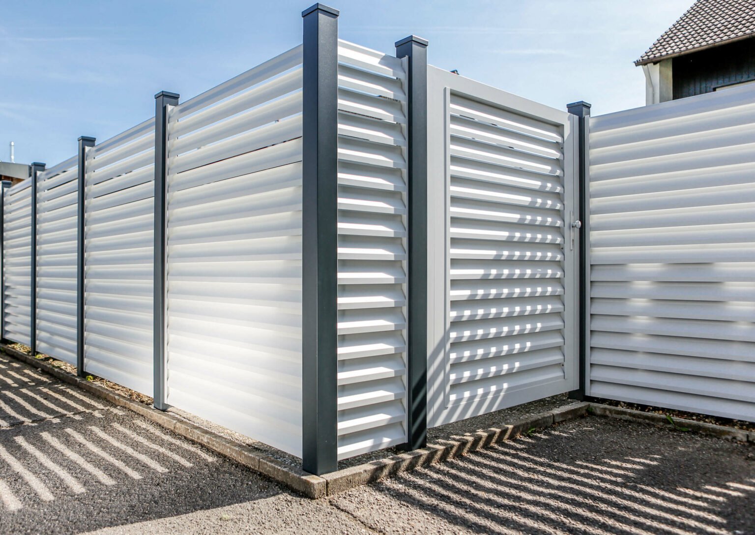 Silberner Sichtschutz aus Aluminium